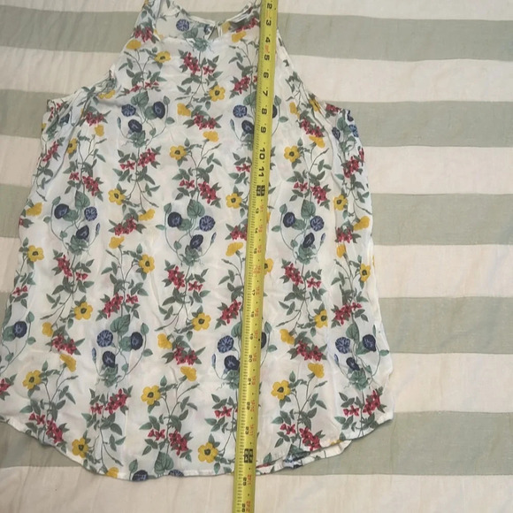 Old Navy floral tank top with button and keyhole in back size S - Picture 7 of 7